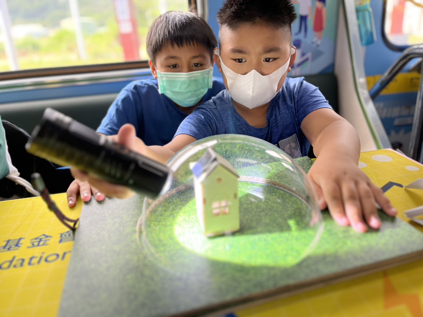 G22恒峰參與基礎科學主題車廂，以STEAM教學精神，設計「逐日科學家」、「太陽能工程師」以及「淨零建築師」三大能源科普課程和實驗